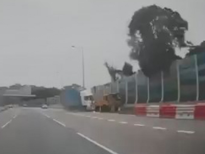 吐露港公路一輛貨車與工程車相撞後漏油，導致現場交通大擠塞。網片截圖