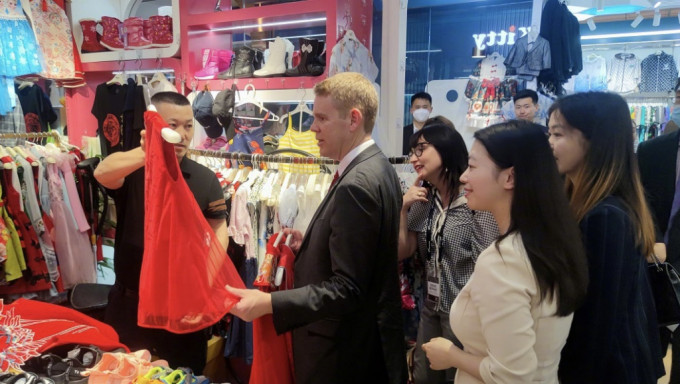 纽西兰总理希普金斯在北京秀水街选购中式童装做手信。 北京晚报