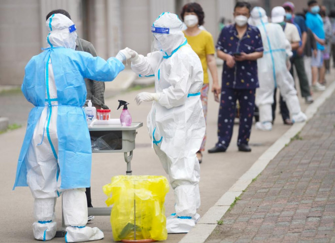 内地新增31宗本土病例，上海浦东区及长宁区宣布周六再次展开全员核酸筛查。新华社图片