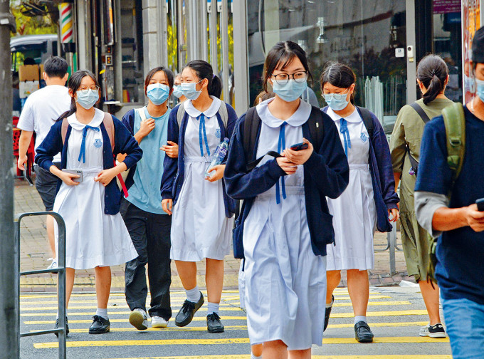 教学语言「微调」安排的「影相年」正值退学潮，中学界忧虑对开设英文班带来暗涌。