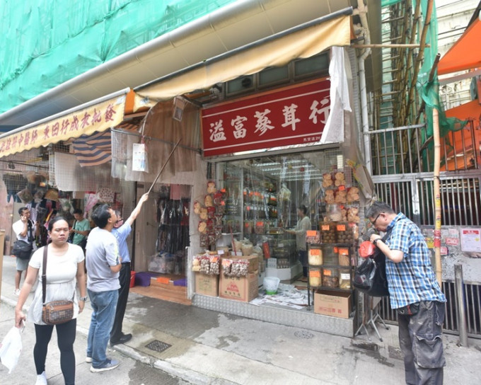 疑樓上翻新工程簷篷受壓，北角三店分別漏水塌假天花。