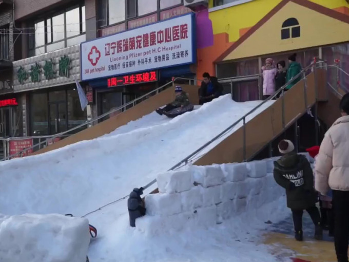 幼兒園花數萬元建人工造雪滑梯，孩子玩瘋了。（網圖）