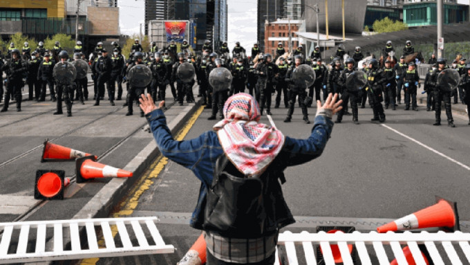 大选辩论场外爆发示威。（路透社）