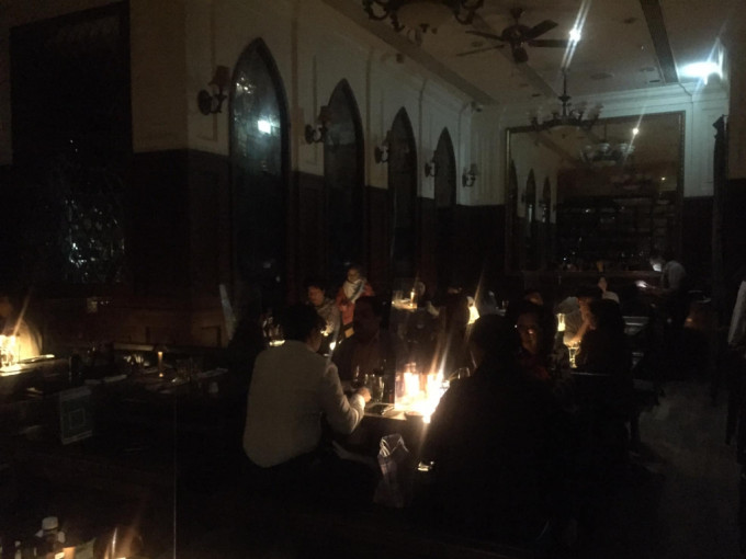餐廳電力故障，食客享用突如其來的「燭光晚餐」。FB圖片
