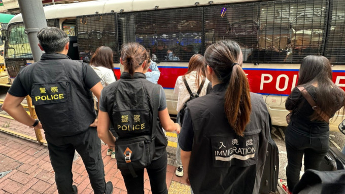 警方聯同入境處於荃灣掃黃。警方圖片
