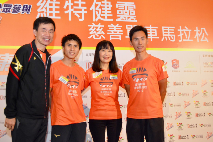 香港跑手徐志坚(左二)昨和本地单车名宿洪松荫(左一)、陈振兴(右一)等出席赛事记者会。梁柏琛摄