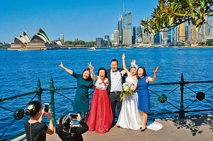 ■澳洲雪梨一对恋人举行婚礼后拍照留念。
