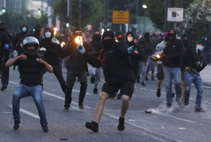示威者向警方投掷汽油弹，触发冲突。AP