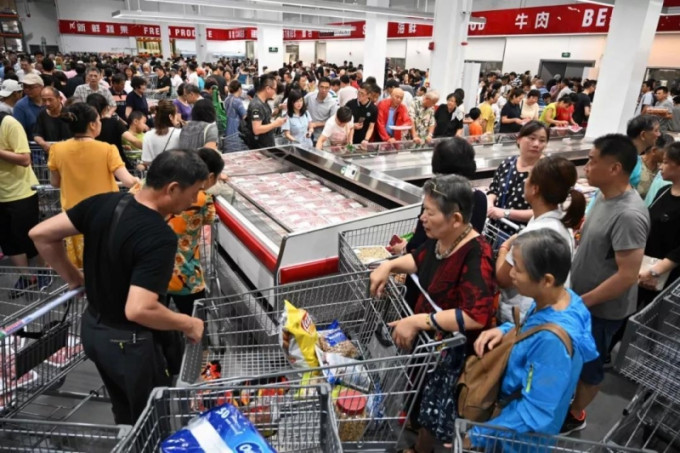 上海Costco開幕不到一周爆出「退卡潮」，許多民眾因優惠減少、商品缺貨而辦理退卡。（網圖）