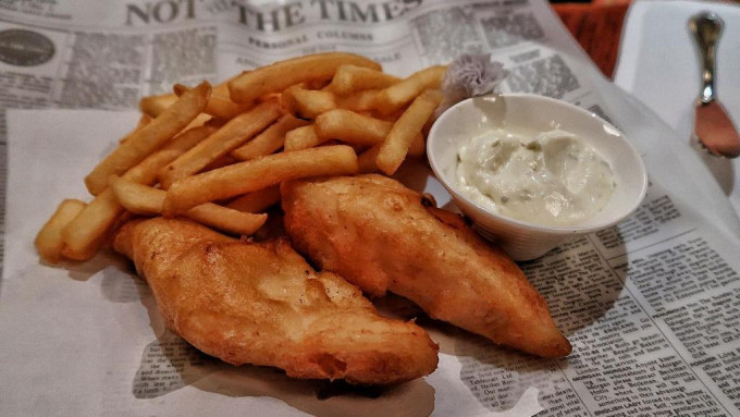 炸鱼薯条是英国最具代表性的菜肴。资料图片