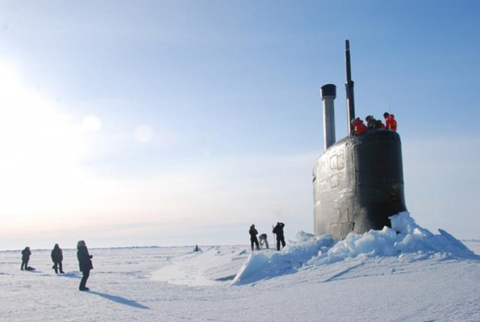 美國海軍潛艇2016年在阿拉斯加軍演露出冰面。 網上圖片