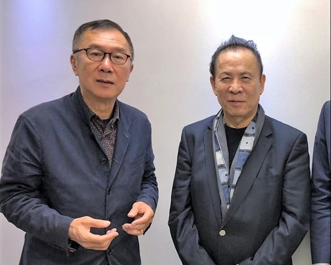 资深大律师清洪(左)陪同冈田和生(右)现身于廉署总部。资料图片