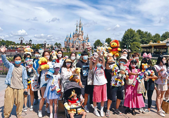 大批遊客昨天到上海迪士尼樂園遊玩。