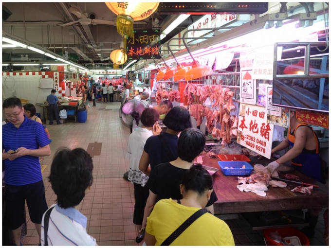 今日猪肉每斤售价或破百，仍有不少市民排队购买。