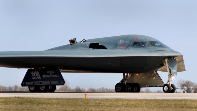 B-2「幽靈」轟炸機緊急迫降後一邊機翼起火。網圖