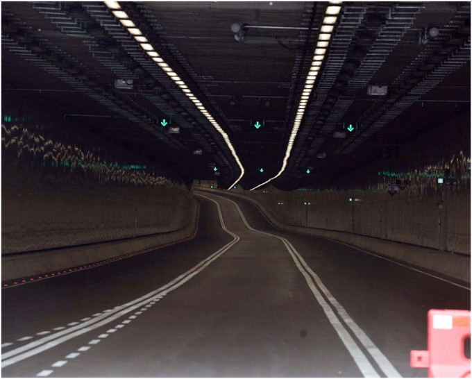 绕道的隧道位于水底，设有疏水设备。