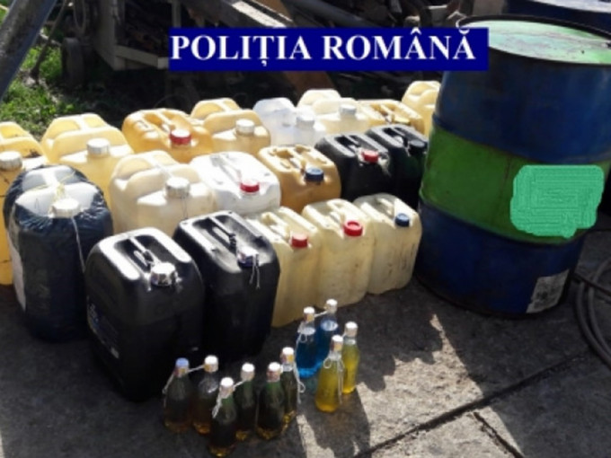 罗马尼亚检察部门扣留7名涉嫌在美军基地偷燃料的贼人问话。网图