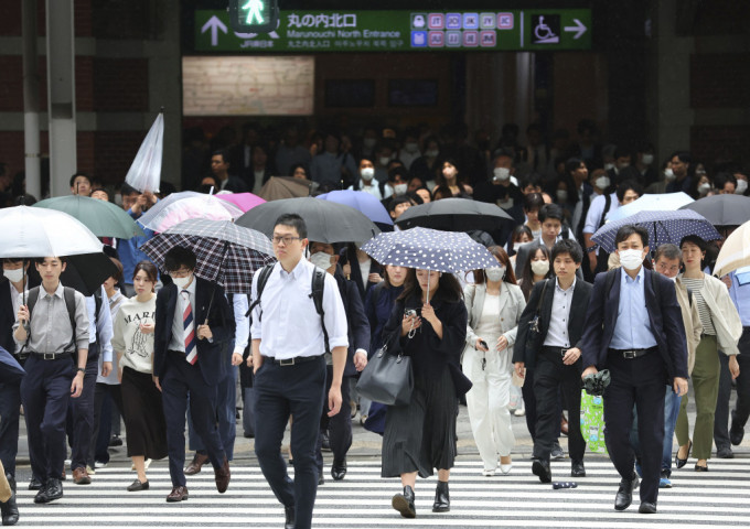 日本天氣不穩定，受到滯留鋒廣範圍影響，廣泛地區周一有強降雨。美聯社