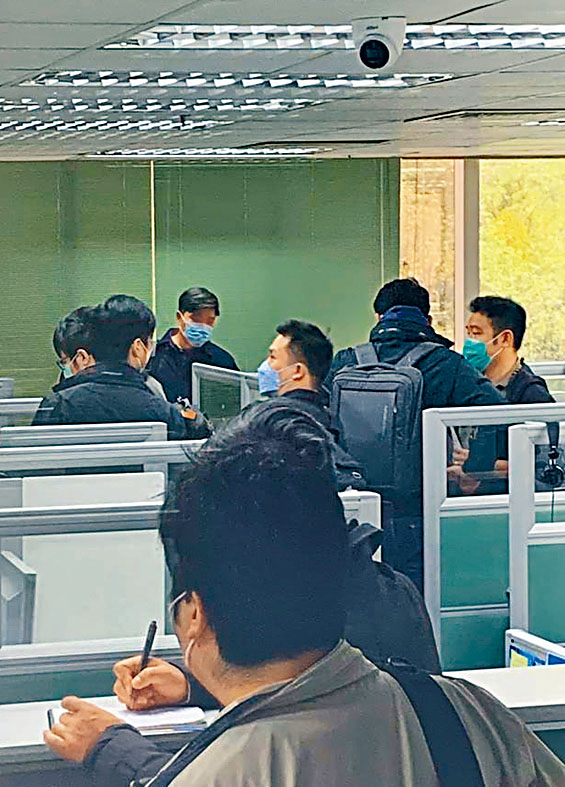 警方派員搜查香港民意研究所總部。