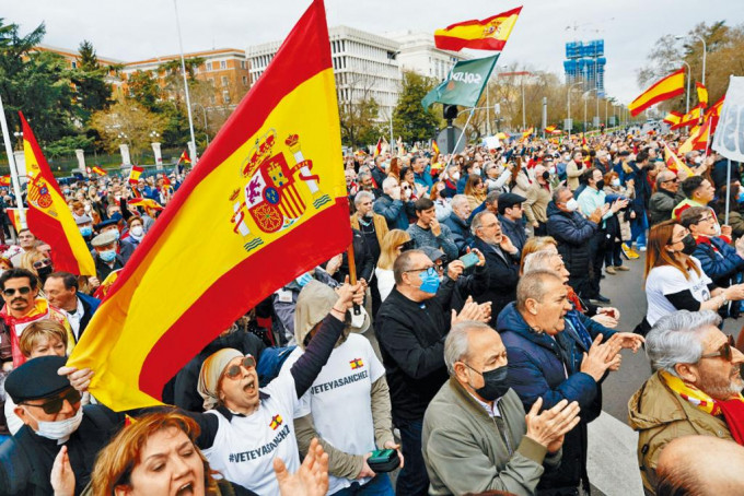 民眾上周六在馬德里抗議能源價格上漲。
