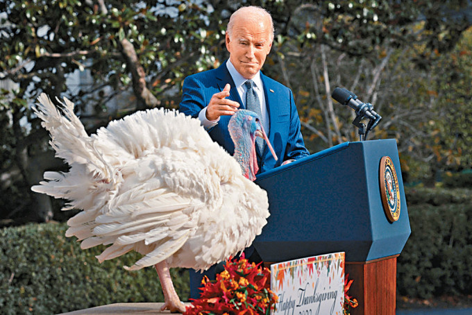 拜登周一在白宫南草坪主持感恩节特赦火鸡仪式。