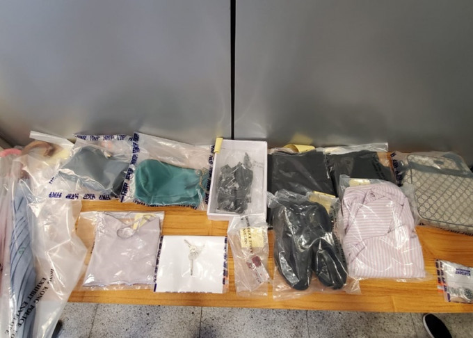 警方在疑犯单位检获女事主衣物财物等物品。