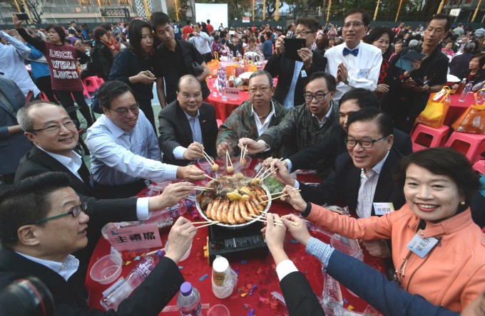 张建宗（左四）出席盆菜活动。