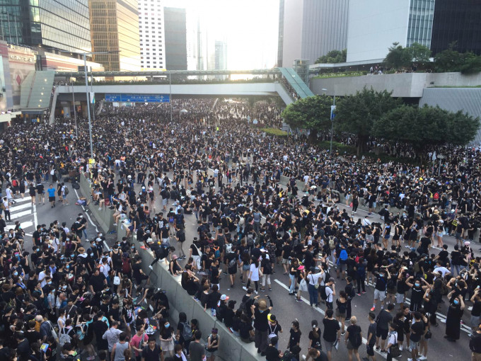 大批身穿黑衣示威者傍晚继续占据夏悫道。