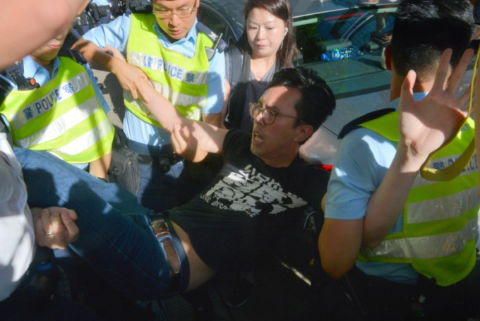 吴文远2017年七一游行中被警方带走。资料图片