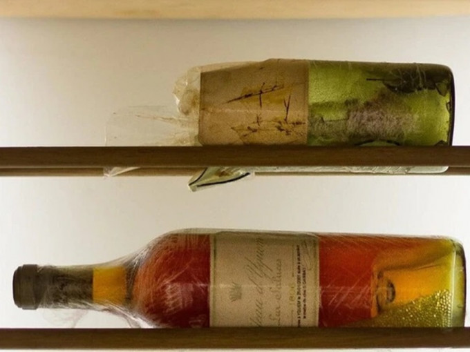 「滴金」原酒瓶的瓶頸被波羅不小心撞斷。互聯網圖片