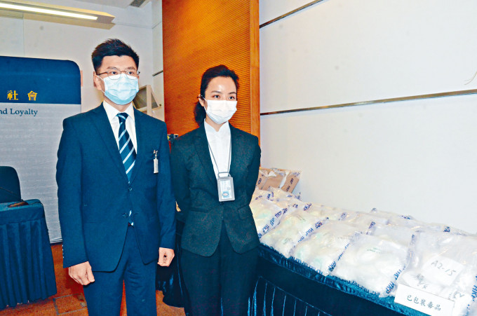 警司鄒旺忠與署理總督察黃知雯（右）展示行動中檢獲毒品。