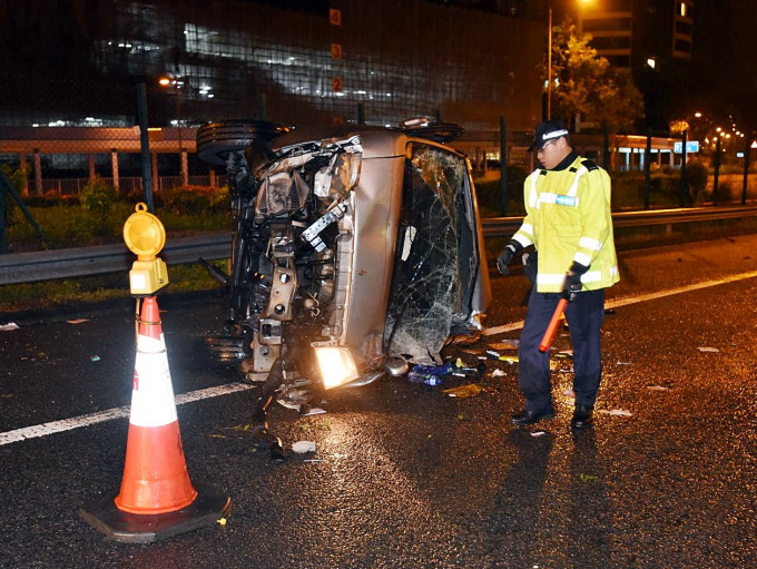 吐露港車禍涉事客貨車被撞到失控翻側。