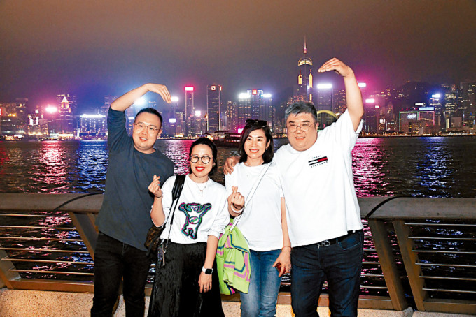 首批青島自由行旅客到維港觀賞夜景。