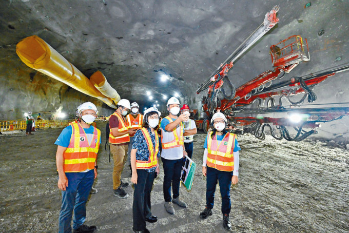 發展局局長甯漢豪（右三）在渠務署署長彭雅妮（右一）視察岩洞工地，了解工程的進度及挑戰。