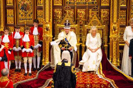 英王查理斯與女王卡米拉在倫敦上議院出席國會開幕大典 。路透社