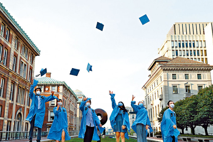 哥伦比亚大学建筑学院硕士生，在五月中抛帽庆祝毕业。