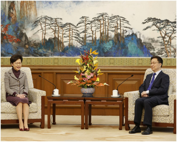 林郑月娥（左）早上获国务院副总理韩正（右）接见。