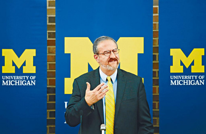 美国密歇根大学校长施利塞尔。