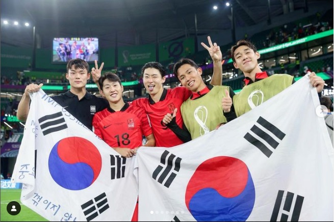 吳賢揆(左)今屆卡塔爾世界盃擔任南韓第二十七人因而未獲南韓足總發任何獎金。網上圖片