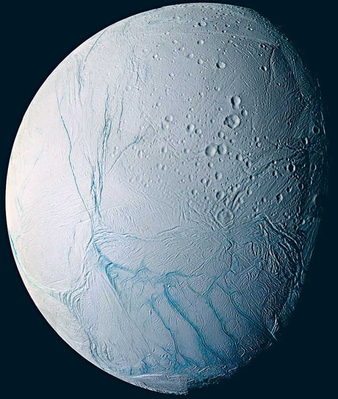 「卡西尼号」土星探测器2005年拍摄的土衞二照片，显示其南极冰壳呈现出巨大裂缝。