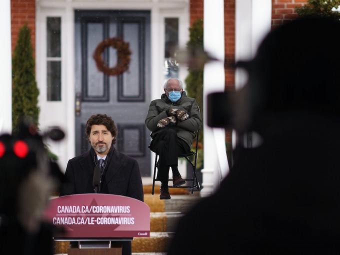 加拿大总理杜鲁多都利用这张桑德斯照片宣传防疫。杜鲁多Twitter
