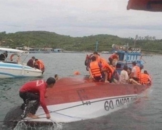 一艘越南觀光船翻沉，兩名中國旅客一死一危殆。網圖