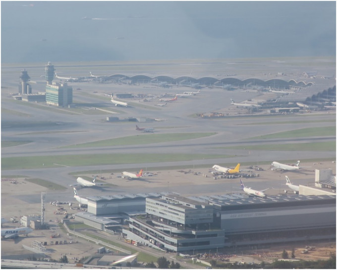 林鄭月娥表示，政府將在機場興建高端物流中心。