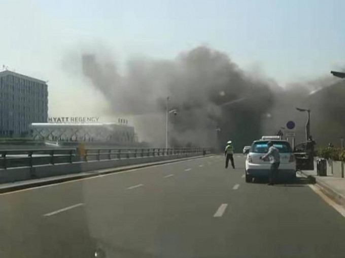 深圳寶安機場高架橋線纜起火，滾滾濃煙冒出如黑雲。（網圖）