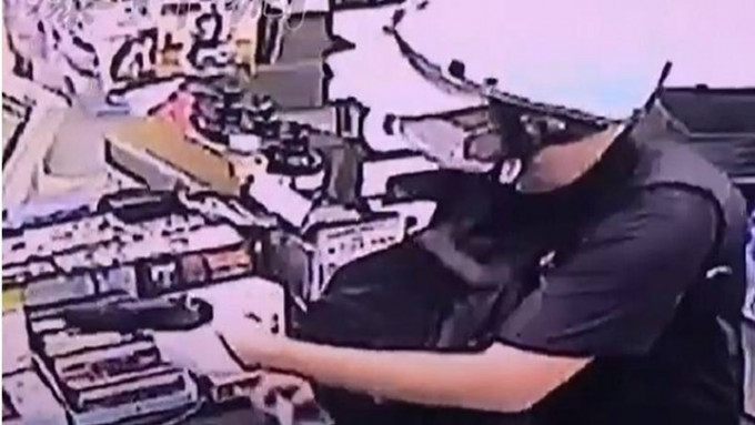 台南杀警案疑凶在逃期间，疑曾持枪打劫便利店。网上图片