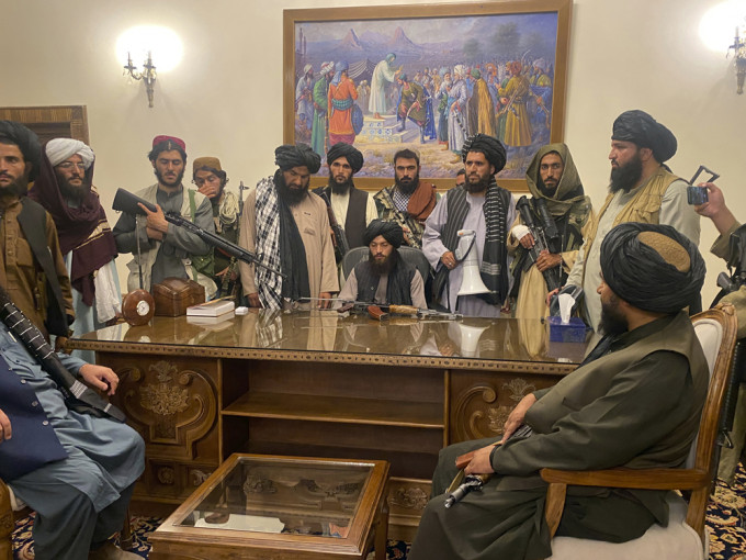 阿富汗塔利班進入總統府，稱戰爭已經結束，統治情況和政權形式等很快就會明朗。AP圖片