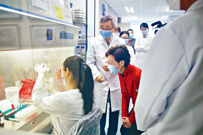 ■特首林郑月娥早前到访港大，视察新冠病毒污水监测工作。