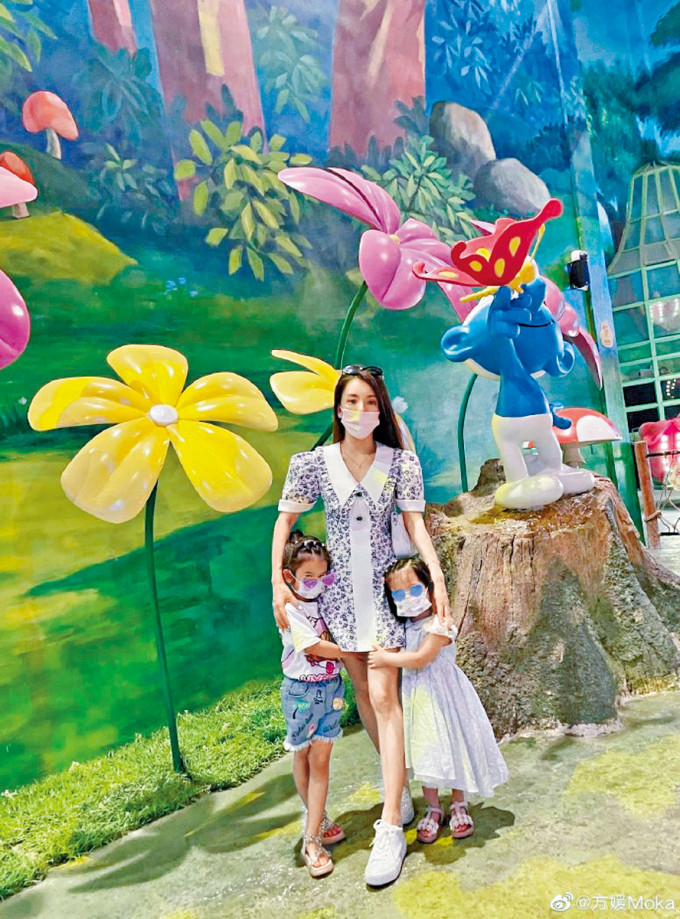 ■方媛陪女兒遍遊動物園及機動遊樂園玩耍。