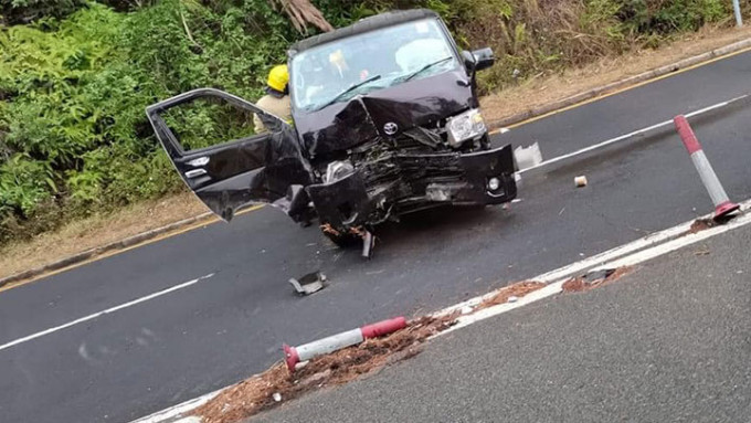 客貨車車頭凹陷，女司機一度被困。網上圖片