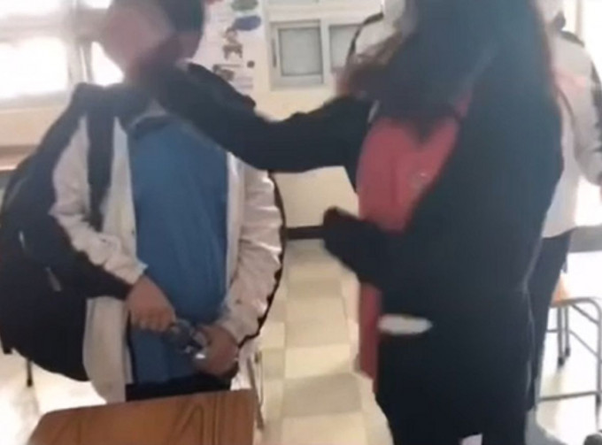 一名男生在课室内被两名女同学掌掴。网上图片